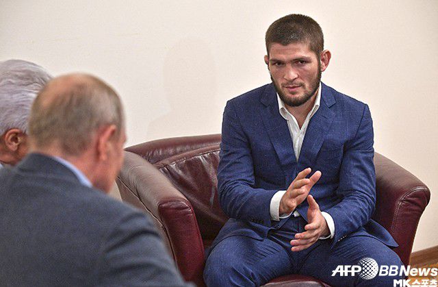UFC 챔피언 하빕 누르마고메도프(오른쪽)가 종합격투기 은퇴를 선언한 지도 130일이 지났지만 선수 생활 재개 가능성을 배제하지 않고 있다는 다게스탄 공화국 지역언론 보도가 나와 귀추가 주목된다. 왼쪽은 블라디미르 푸틴 러시아 대통령. 사진=AFPBBNews=News1