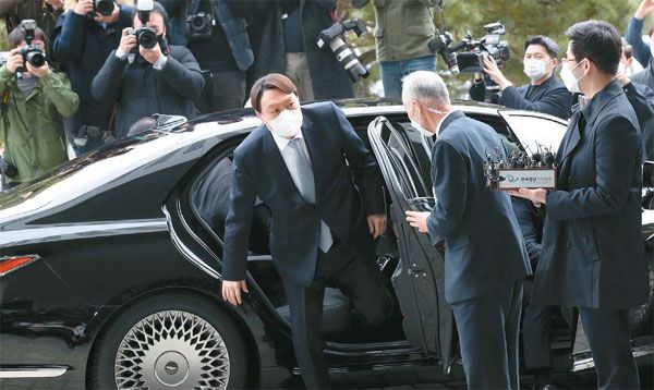 윤석열 검찰총장이 4일 오후 사퇴 입장을 밝히는 기자회견을 하기 위해 서울 서초구 대검찰청에 도착해 차에서 내리고 있다. 문재인 대통령은 이날 윤 총장의 사의를 수용했다. [이충우 기자]