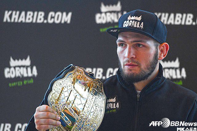 UFC가 지난해 10월 은퇴를 선언한 라이트급 챔피언 하빕 누르마고메도프에게 새로운 경기를 제시할 준비가 됐다고 러시아 국영 언론을 통해 밝히는 등 이대로 떠나보낼 생각이 없음을 분명히 했다. 사진=AFPBBNews=News1