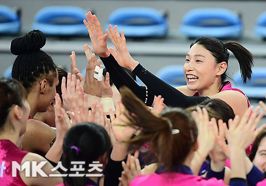 6일 오후 인천 계양체육관에서 열린 "2020-2021 V리그" 여자부 흥국생명과 도로공사 경기에서 흥국생명이 세트스코어 3-1로 승리하면서 19승 9패(승점56)로 GS칼텍스를 승점 1점차로 누르고 선두에 복귀했다. 흥국생명 김연경이 동료들과 기쁨을 나누고 있다. 사진(인천)=김영구 기자