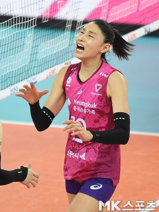 세트스코어 1-2로 뒤진 4세트에서 자신이 때린 스파이크가 현대건설 블로킹에 막혀 결정적 실점을 하자 아쉬움에 소리를 지르고 있다.