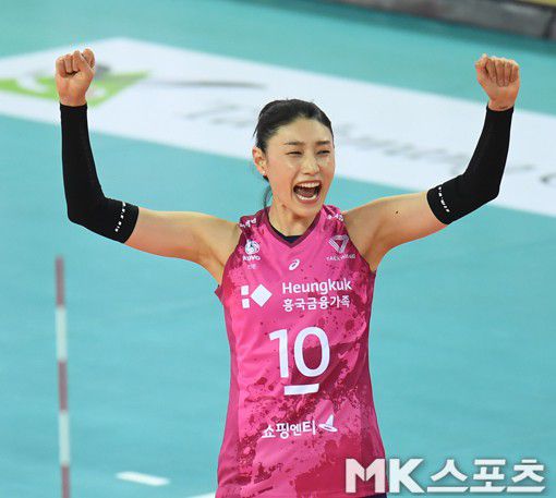 현대건설전 1세트 승리에 환호하는 김연경.