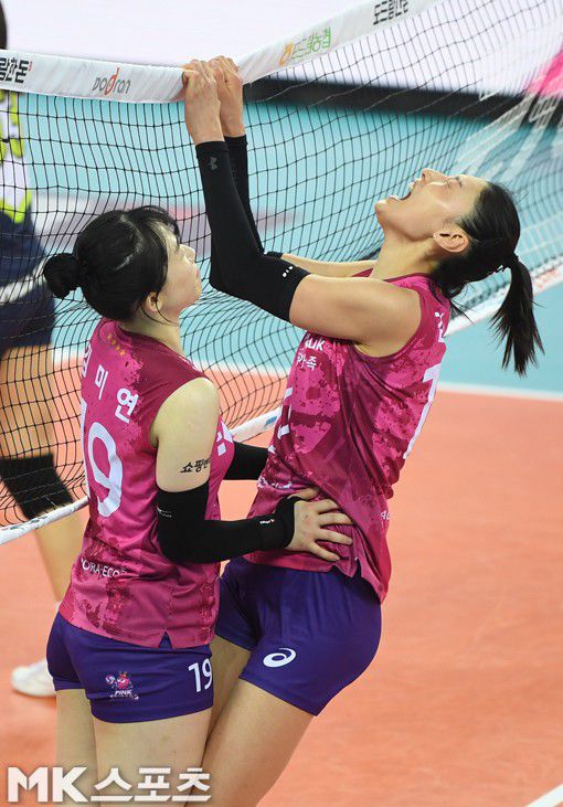 결국 김연경은 네트를 잡아당기며 분한 마음을 표출하며 흥분하자...