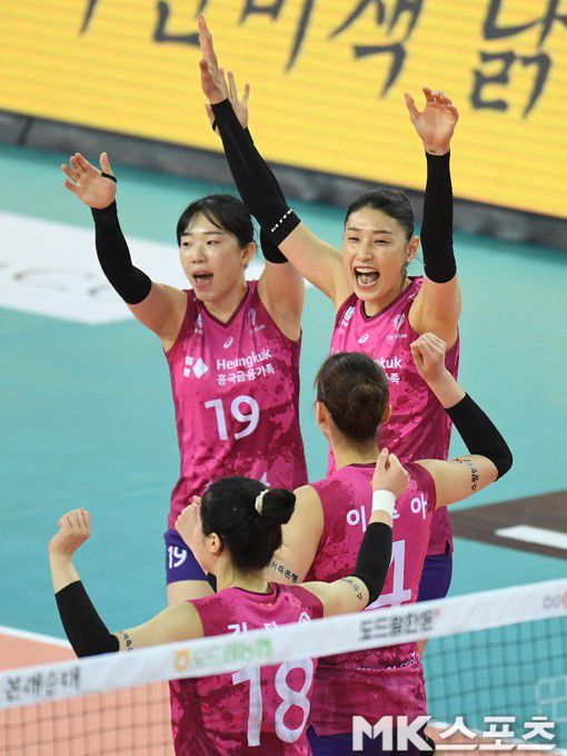 선전한 후배들과 1세트 승리를 자축했지만 이후 현대건설의 거센 추격에 발목을 잡히고 말았다.