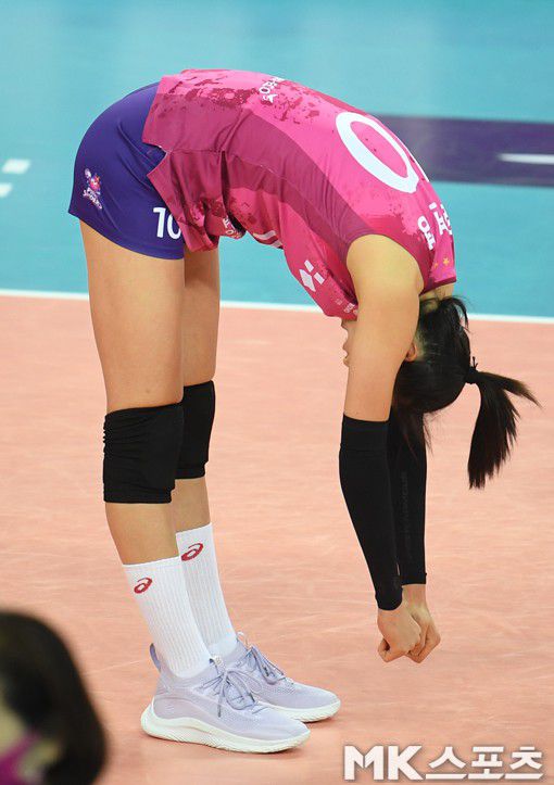 세트스코어 1-3 역전패에 허리를 숙인 김연경.