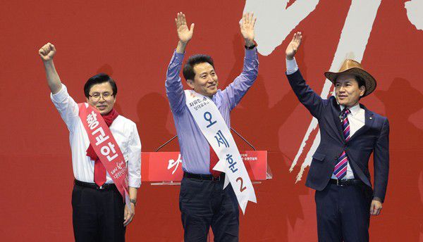 자유한국당 전당대회 당대표에 출마한 후보들이 2019년 2월 14일 오후 대전 한밭체육관에서 열린 충청·호남권 합동연설회에서 인사를 하고 있다. 왼쪽부터 황교안 전 국무총리, 오세훈 전 서울시장, 김진태 의원. <이승환 기자>