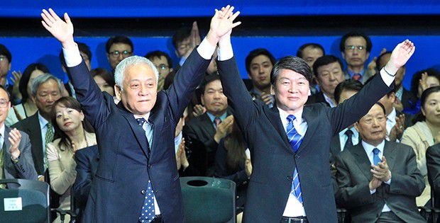 26일 서울 올림픽공원 올림픽홀에서 개최된 새정치민주연합 중앙당 창당대회에서 공동대표로 선출된 뒤 김한길(왼쪽)ㆍ안철수 대표가 손을 들어 당원들에게 인사하고 있다. 2014.03.26 [사진=매경DB]