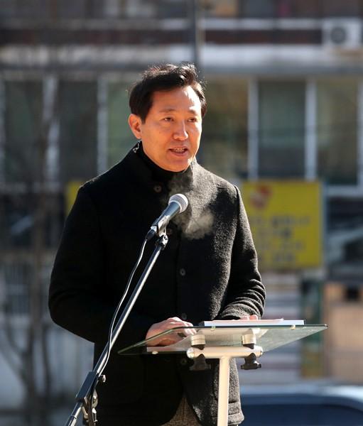 국민의힘 소속 오세훈 전 서울시장이 지난 17일 오전 서울 강북구 북서울꿈의숲에서 기자회견을 열고 서울시장 보궐선거 출마를 선언하고 있다. <국회사진기자단>