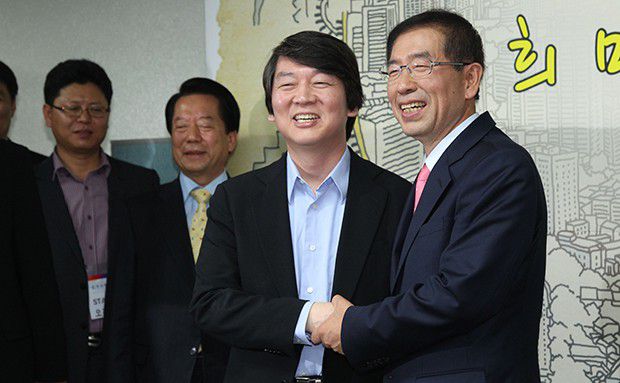 24일 박원순 서울시장후보를 지지하기로 입장을 밝힌 안철수 박사가 안국동 캠프를 찾아 박원순 후보를 지지하고 있다.2011.10.24.[사진=매경DB]