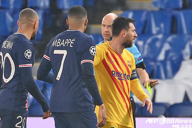 바르셀로나가 PSG에 합계 2-5로 무너지며 14년 만에 UEFA 챔피언스리그 16강에서 탈락했다. 1, 2차전 두 골을 넣은 바르셀로나 메시(오른쪽)와 4득점으로 8강 진출을 주도한 PSG 음바페(7번). 사진(프랑스 파리)=AFPBBNews=News1