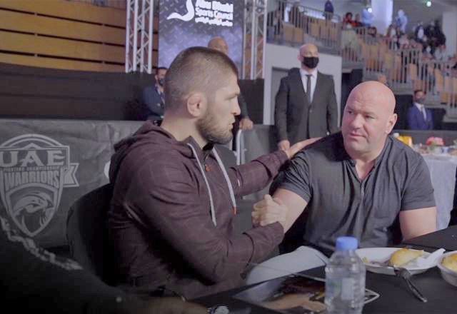 데이나 화이트(오른쪽) UFC 회장이 라이트급 챔피언 하빕 누르마고메도프(왼쪽) 은퇴 번복을 위한 러시아 여론 형성을 위해 노력하고 있다. 사진=Ultimate Fighting Championship 공식 홈페이지