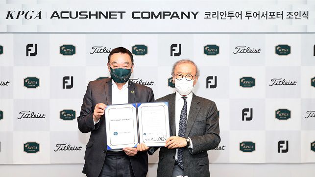 구자철 KPGA 회장(왼쪽)과 윤윤수 아쿠쉬네트컴퍼니 회장이 17일 조인식 후 기념 촬영을 진행했다. 사진=KPGA 제공