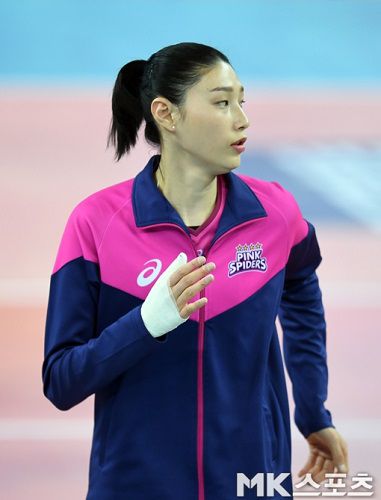 여자 프로배구 흥국생명의 김연경이 24일 인천 계양체육관에서 열리는 도드람 2020-2021 V-리그 플레이오프 3차전 IBK기업은행과의 경기에 앞서 몸을 풀고 있다. 사진(인천 계양)=김재현 기자