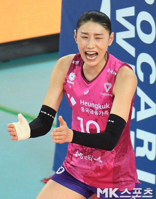 23득점의 승리주역. 환호하는 김연경이다.