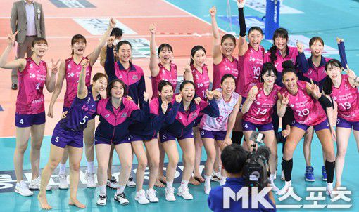 흥국생명 선수들이 챔프전 진출을 자축하며 기념촬영을 하고 있다.