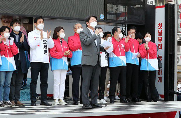 4·7 재보선 국민의힘 오세훈 서울시장 후보의 공동선대위원장을 맡은 국민의당 안철수 대표가 25일 오후 서울 덕수궁 대한문 앞에서 열린 유세에서 지지연설을 하고 있다. 2021.3.25 [국회사진기자단]