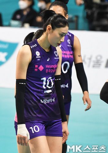 여자 프로배구 흥국생명의 김연경이 28일 서울 장충체육관에서 열린 도드람 2020-2021 V-리그 챔피언결정전 2차전 GS칼텍스와의 경기에서 패한 뒤 아쉬워하고 있다. 사진(서울 장충)=김재현 기자