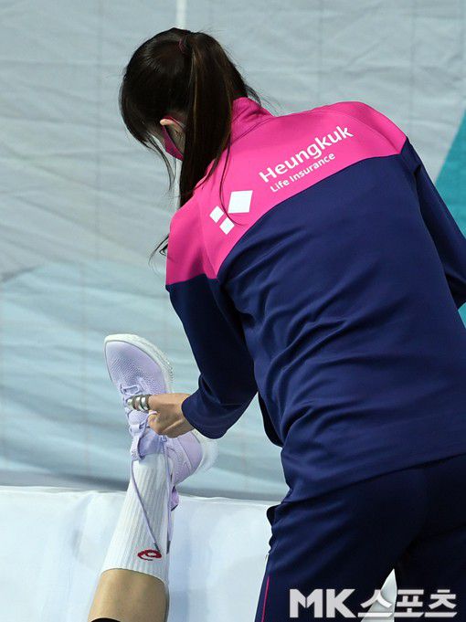 엄지만 깁스한 왼손으로 끈을 풀고 있는 김세영.