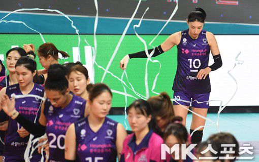 세트 스코어 0-3 완패. 흥국생명의 두 경기 연속 셧아웃 패배에 김연경이 고개를 떨구었다.