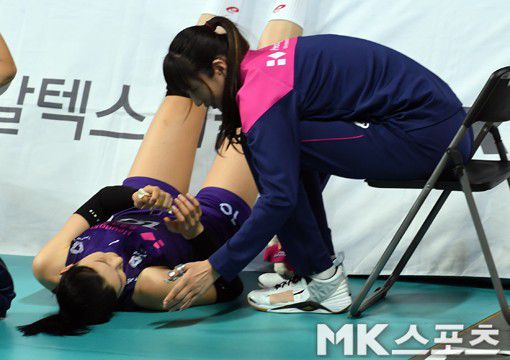 안타까운 마음으로 김연경의 이마를 쓰다듬어주는 맏언니 김세영.