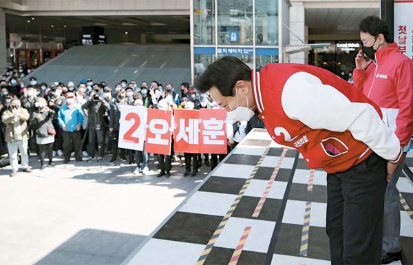4·7 보궐선거가 일주일 앞으로 다가온 가운데 30일 오후 오세훈 국민의힘 서울시장 후보는 영등포역 앞에서 유권자들에게 지지를 호소하고 있다. [이승환 기자]