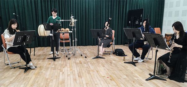 이음 음악제 무대에 오를 `연리지의 노래` 연습 장면. 피리(맨 왼쪽)와 생황(오른쪽에서 둘째), 클라리넷(맨 오른쪽)과 바순(가운데)이 합주를 하고 있다. [사진 제공 = 국립국악관현악단]