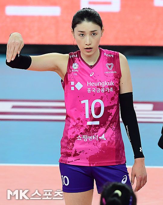 김연경이 11년 만에 복귀한 흥국생명에서 2020-21 V리그 일정을 마치자마자 거취를 주목하는 외국팀이 많다는 보도가 나왔다. 시즌이 끝나기 전에도 연락을 취한 해외 프로배구단이 여럿 있다는 소식이다. 사진=MK스포츠DB