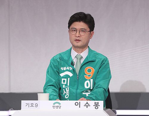 이수봉 민생당 서울시장 후보가 30일 오후 서울 여의도 KBS에서 열린 서울시장 보궐선거 후보자 초청 토론회에서 인사말을 하고 있다. 2021.3.30 [국회사진기자단]