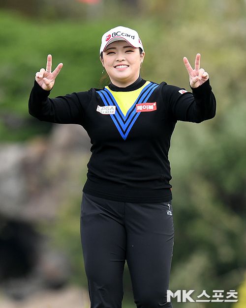 한국여자프로골프(KLPGA) 롯데 렌터카 여자오픈(총상금 7억원) 1라운드가 8일 제주도 서귀포 롯데 스카이힐 제주 컨트리클럽 스카이·오션 코스(파72)에서 열렸다. 장하나가 10번홀 티샷을 마치고 포즈를 취하고 있다. 사진(제주 서귀포)=천정환 기자