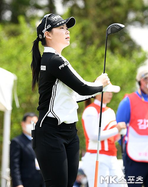 한국여자프로골프(KLPGA) 롯데 렌터카 여자오픈(총상금 7억원) 2라운드가 9일 제주도 서귀포 롯데 스카이힐 제주 컨트리클럽 스카이·오션 코스(파72)에서 열렸다. 이다연이 1번홀 티샷을 하고 있다. 사진(제주 서귀포)=천정환 기자