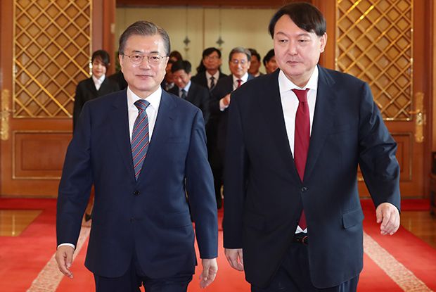 문재인 대통령이 25일 오전 청와대 본관 충무실에서 윤석열 신임 검찰총장에게 임명장을 준 뒤 환담을 하러 인왕실로 이동하고 있다. 2019.7.25 [이충우기자]