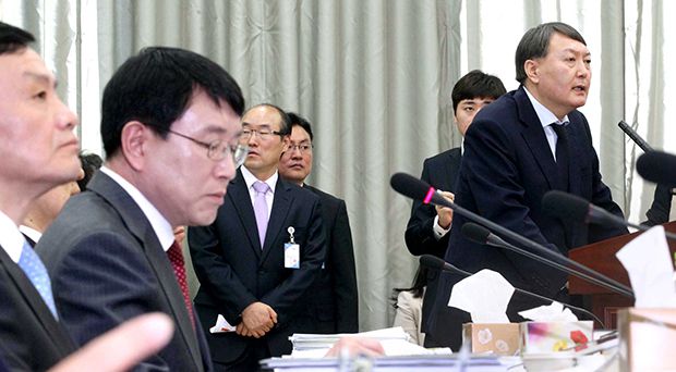 국정원 대선 개입 사건의 특별수사팀장이었던 윤석열 여주지청장이 21일 오전 서울 서초동 서울고등검찰청에서 열린 국회 법제사법위원회 국정감사에서 위원들의 질의에 답하고 있다. 2013.10.21.[이승환기자]