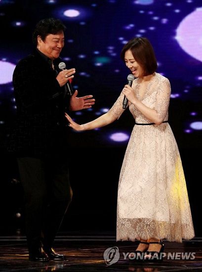 지난 2017년 대한민국 대중문화예술상 시상식에서 공연중인 장윤정(우)과 남진(좌) [사진=연합뉴스]