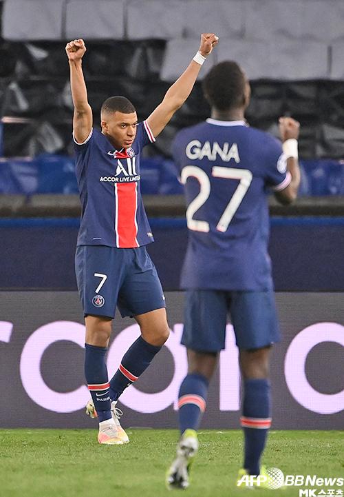 PSG가 바이에른 뮌헨을 제치고 창단 후 처음으로 챔피언스리그 4강에 2시즌 연속 진출했다. 킬리안 음바페(7번)가 8강 통과 후 기뻐하고 있다. 사진(프랑스 파리)=AFPBBNews=News1
