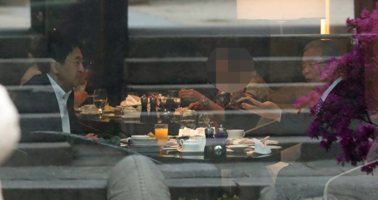 김종인 전 국민의힘 비상대책위원장(오른쪽)과 무소속 금태섭 전 의원이 16일 서울 중구 한 호텔에서 조찬회동하고 있다. /[사진 출처 = 연합 뉴스]