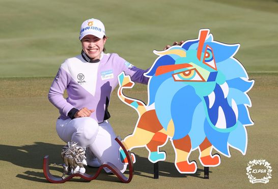 박민지가 연장 접전 끝에 장하나를 누르고 우승 트로피를 거머쥐었다. 사진=KLPGA 제공