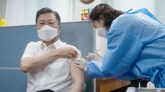 백신 접종중인 문재인 대통령(왼쪽)