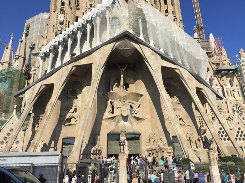 사그라다 파밀리아 `수난의 파사드` . 예수가 십자가에 못박혀 죽음에 이른 마지막 이틀의 수난기가 조각상으로 담겨 있다. /사진=송경은 기자