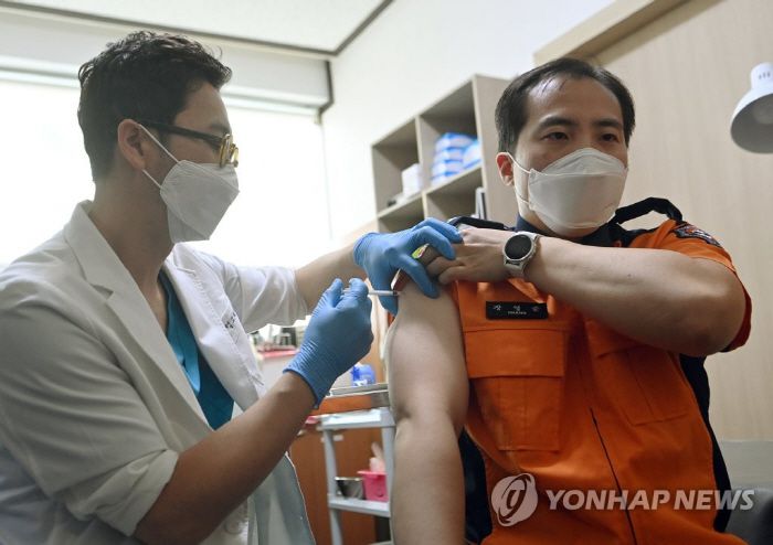 경찰·해양경찰·소방 등 사회필수인력에 대한 아스트라제네카(AZ) 백신 접종이 시작된 지난 26일 경기도 수원시 권선구의 한 병원에서 소방관이 백신 접종을 받고 있다. [사진 = 연합뉴스]