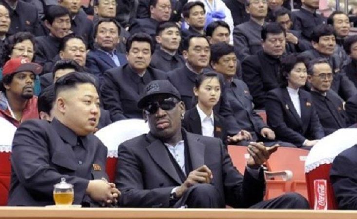 2013년 평양에서 함께 농구경기를 관람하는 김정은과 데니스 로드맨/사진=로동신문