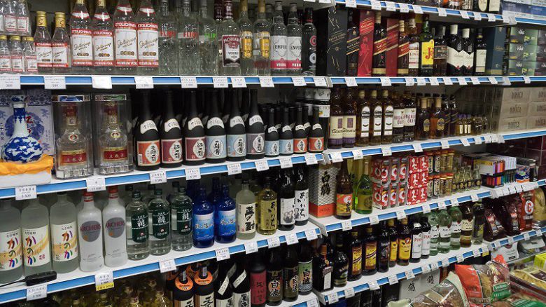 평양 ‘북새상점’ 주류 판매 코너에 고가 일본술 등이 가득하다. 태영호 의원에 따르면 북한 권력층은 일제 최고 애호가다/사진=NK뉴스