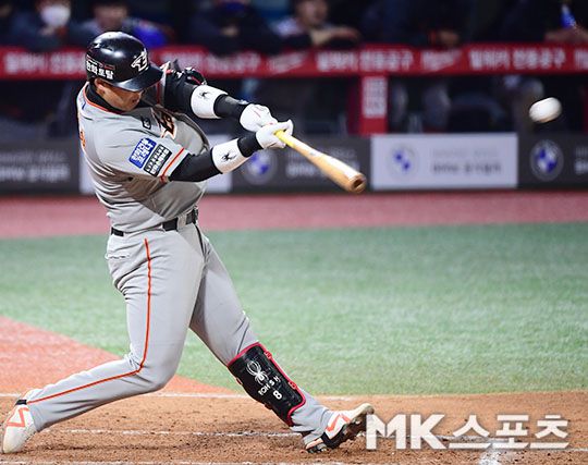 한화 이글스 노시환의 호쾌한 스윙 장면. 사진=MK스포츠 DB