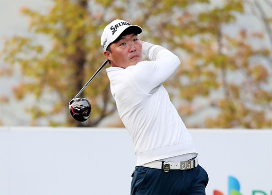 최경주의 캐디였던 이성관이 DB손해보험 프로미 오픈에서 플레이를 하는 장면. 사진=KPGA 제공