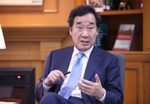 이낙연 전 더불어민주당 대표가 지난 10일 국회 의원회관에서 매일경제와 인터뷰하며 대권 도전에 대한 견해를 밝히고 있다. [한주형 기자]