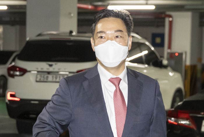 김오수 검찰총장 후보자가 지난 25일 오전 인사청문회 사무실이 마련된 서초구 서울고등검찰청으로 출근하고 있다. [사진 제공 = 연합뉴스]