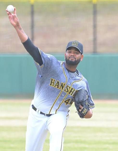 알칸타라가 일본 최고 유망주 중 하나인 사사키와 맞대결을 펼치다.   사진=한신 SNS