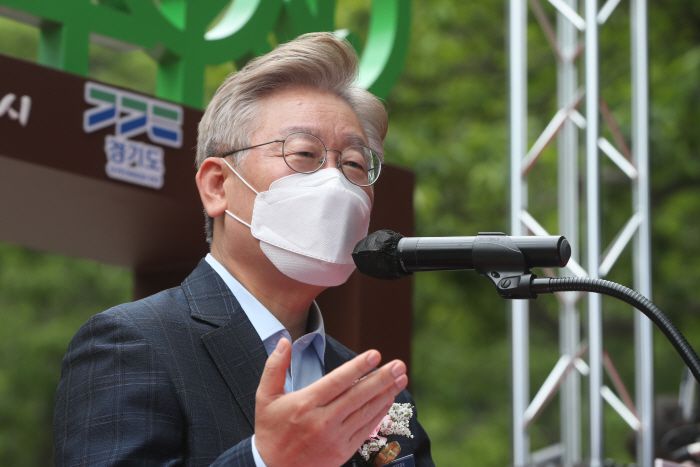 이재명 경기도지사가 지난 26일 경기도 가평군 북면 용소폭포에서 열린 경기도 청정계곡 생활SOC 준공식에서 축사하고 있다.[사진제공=연합뉴스]