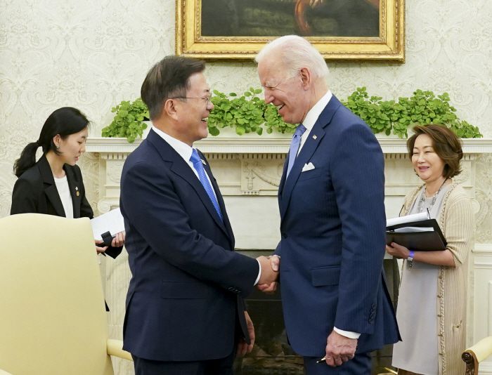 문재인 대통령과 조 바이든 미국 대통령이 지난 21일 오후(현지시간) 백악관 오벌오피스에서 열린 소인수 회담에서 대화하고 있다. [사진 = 연합뉴스]