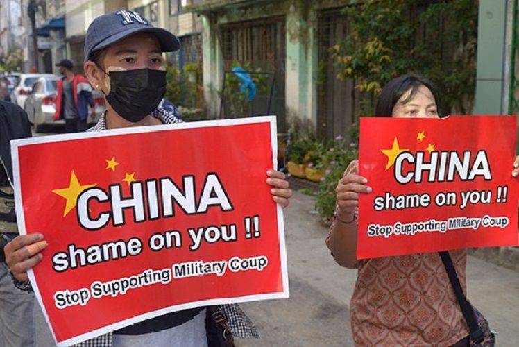 쿠데타 세력을 지원하지 말라며 반중 시위중인 미얀마인들 [사진=연합뉴스]