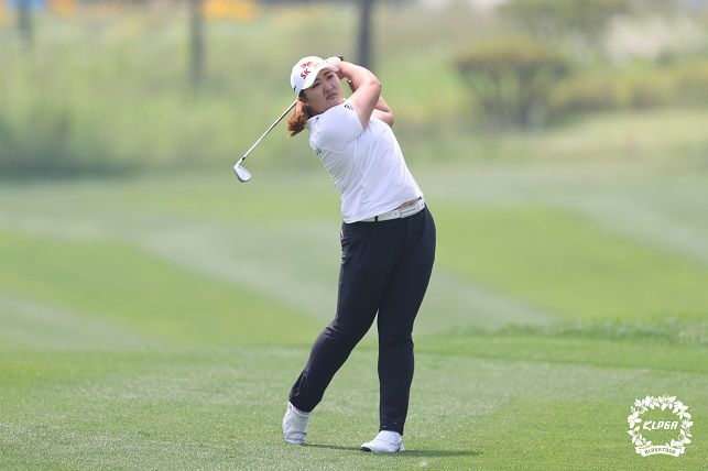 유해란이 5일 인천 베어즈베스트 청라 골프클럽(파72)에서 열린 2021 KPLGA 투어 ‘롯데오픈’ 3라운드 1번홀에서 아이언샷을 날리고 있다. 사진=KLPGA 제공